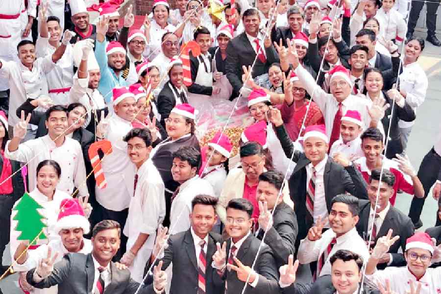 A group photo at the end of the cake mixing at IAM hotel school
