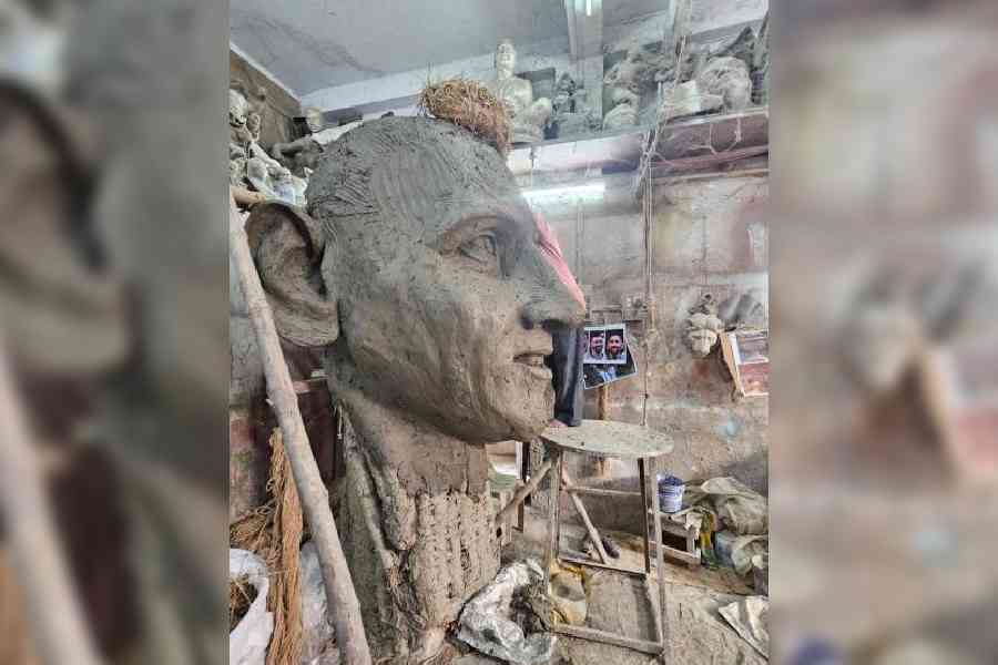 The cast being made at kumartuli