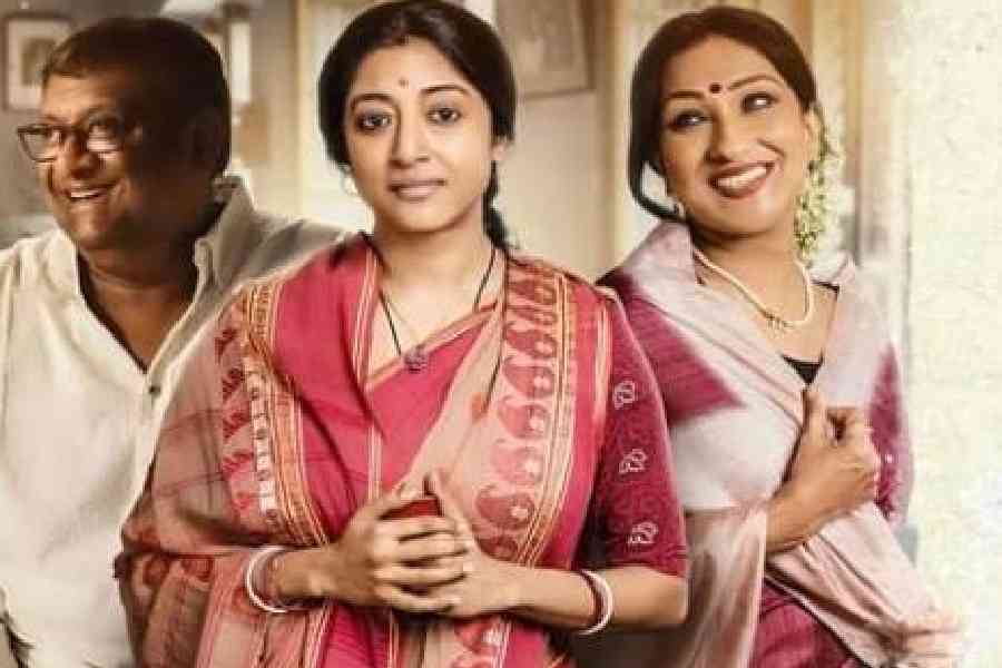 Kaushik Ganguly, Paoli Dam and Rituparna Sengupta in Lokkhikantopur Local