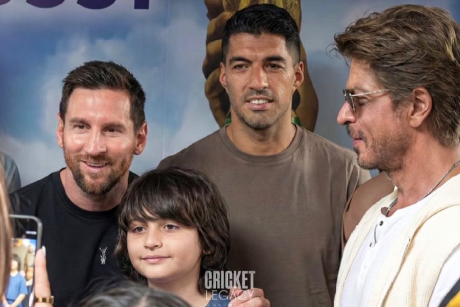 Lionel Messi, Luis Suárez and Shah Rukh Khan at Salt Lake Stadium