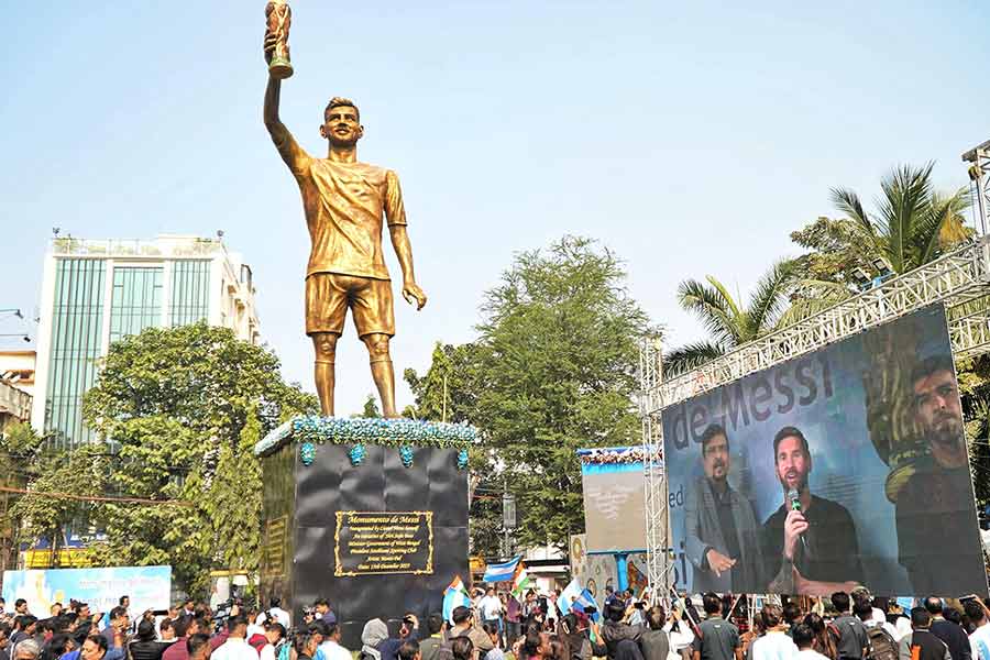 Messi, who was at Hyatt Regency, unveiled the statue virtually in the presence Shah Rukh Khan