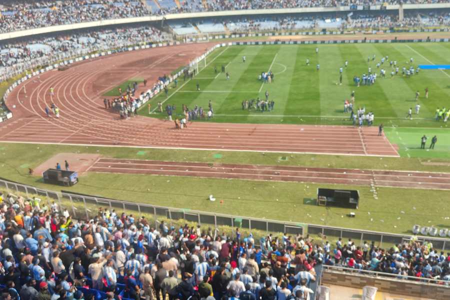 Angry fans hurl plastic bottles after failing to catch a glimpse of Messi