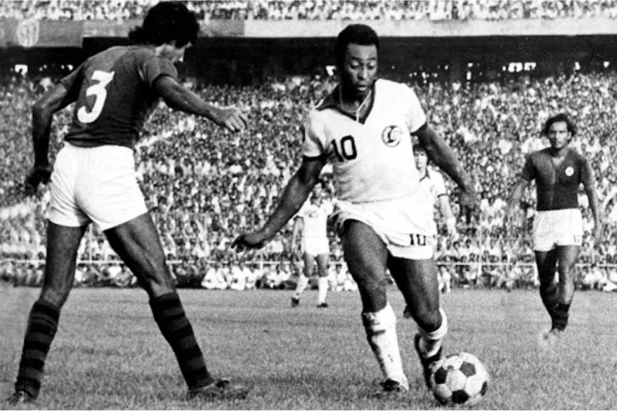 Pele’s Cosmos played Mohun Bagan in an exhibition match in front of an 80,000-strong crowd at the Eden Gardens (The Telegraph Library picture)
