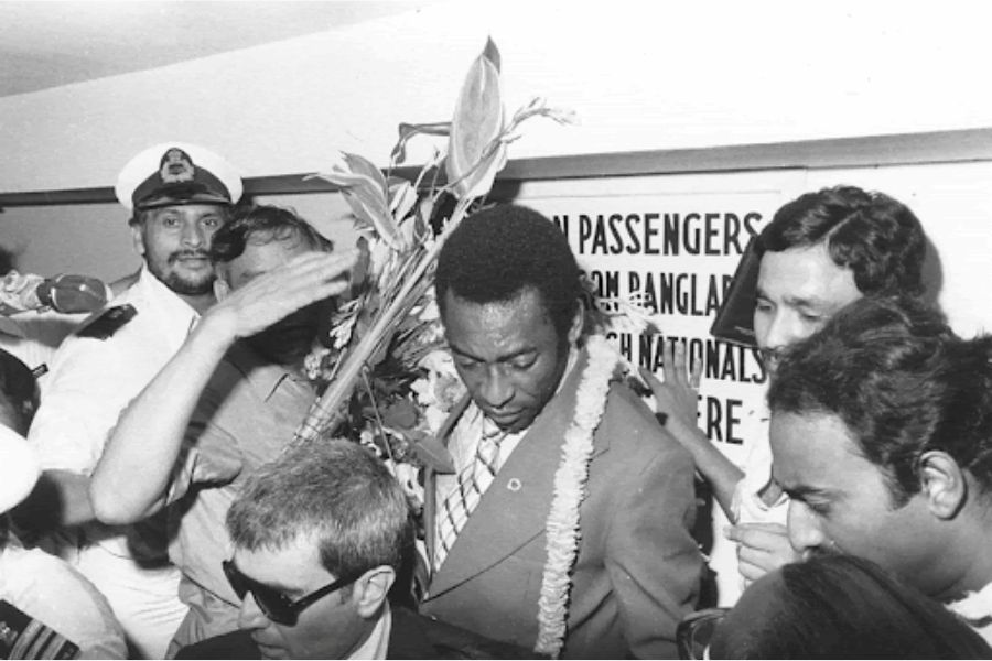 Pele is swamped by fans and officials at Calcutta airport (The Telegraph Library picture)