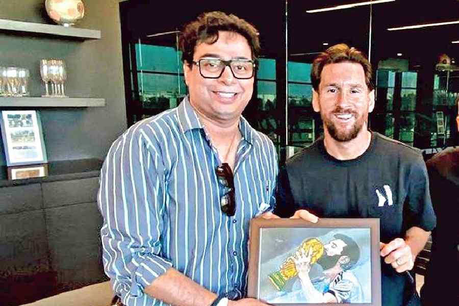 Satadru Dutta with Lionel Messi.