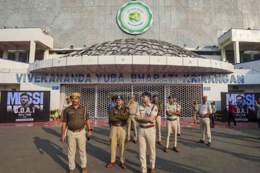 Policemen stand guard outside the Salt Lake            Stadium on Sunday. Picture by Bishwarup Dutta