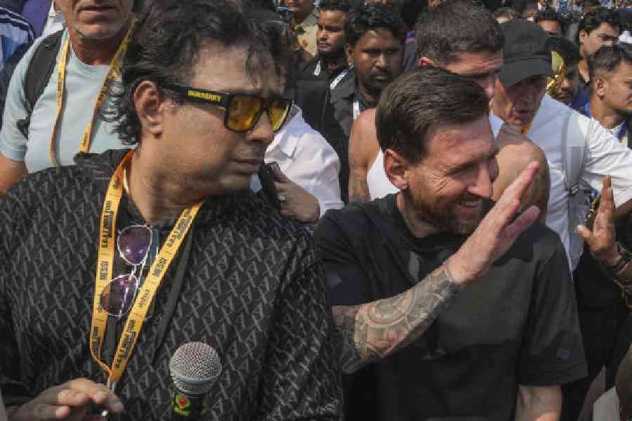 Kolkata: Argentine footballer and 2022 FIFA World Cup winning captain Lionel Messi, front right, organiser Satadru Datta, front left, and others during the ‘G.O.A.T. India Tour 2025’ event, at Vivekananda Yuba Bharati Krirangan (VYBK), also known as Salt Lake Stadium, in Kolkata, Saturday, Dec. 13, 2025. (PTI Photo/Swapan Mahapatra) (PTI12_13_2025_000296A)