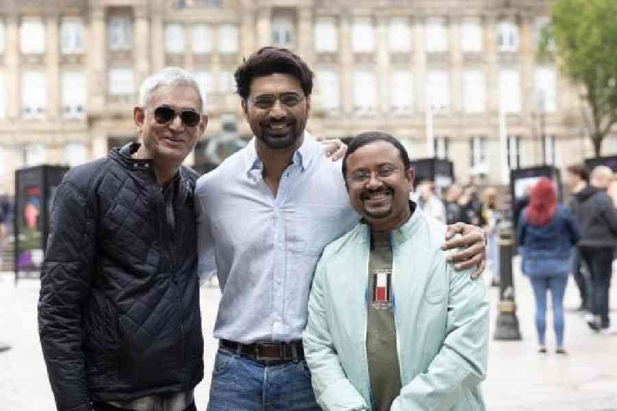 Atanu Raychaudhuri, Dev and Avijit Sen