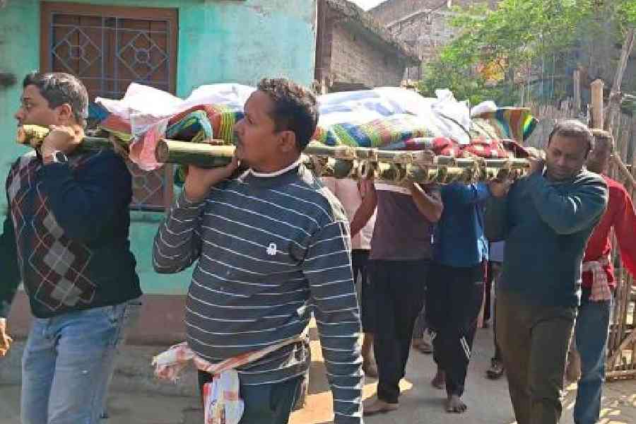 Members of the Muslim community in Baliura village of Tehatta, Nadia, carry the body of their Hindu neighbour, Asutosh Das Bairagya, for the last rites on Sunday afternoon. Picture by Abhi Ghosh