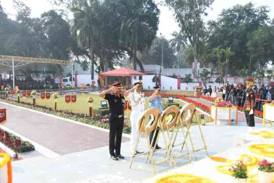 (From left) Brigadier AK Das, Dy GoC Headquarters, Bengal Sub Area; Commodore Ajay Yadav, Naval officer-in-charge, Kolkata; Air Vice Marshal AR Shendye, Air Officer Commanding (AOC) Advance Headquarters, Kolkata; pay their tributes on Vijay Diwas at Fort William on Tuesday