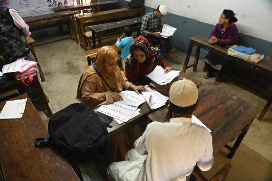 BLOs talk to voters at Victoria Institution (College) on Tuesday. Picture by Bishwarup Dutta
