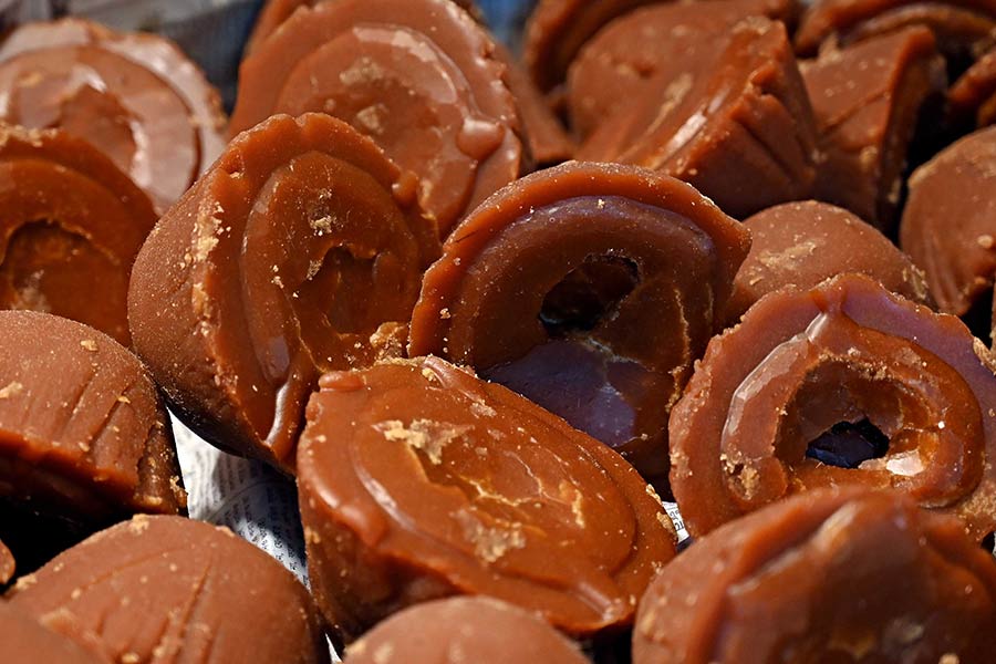 Authentic Nolen Gur has a strong, caramelised and slightly smoky aroma that is noticeable