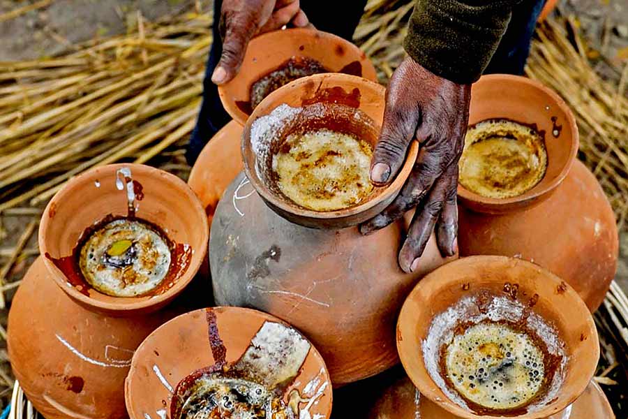 Liquid jhola gur should be thick and viscous