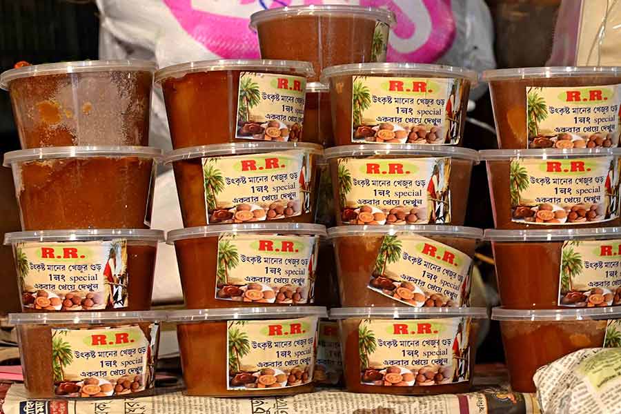 Excessively glossy gur is often a sign of artificial sweeteners or adulteration