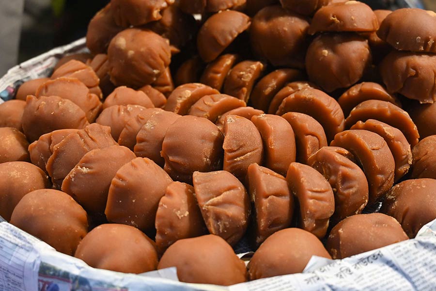 Tasting a small piece before buying is the most reliable way to judge purity