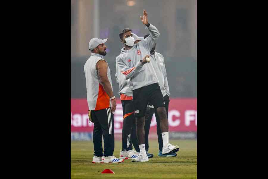 Hardik Pandya wears a mask at the Lucknow ground on Wednesday.