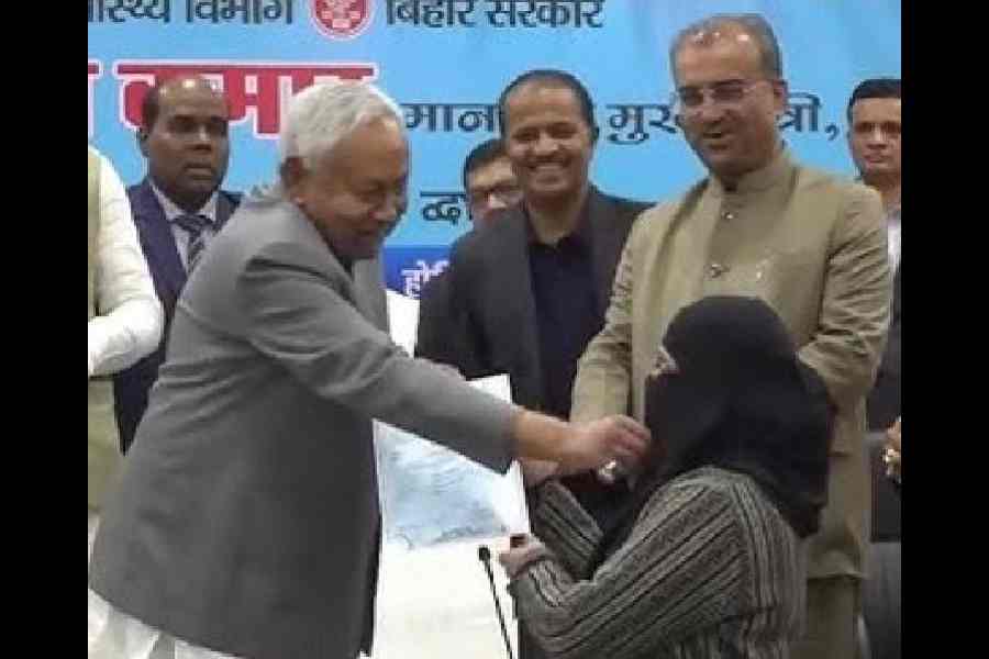 Nitish Kumar pulls down the hijab of the doctor
