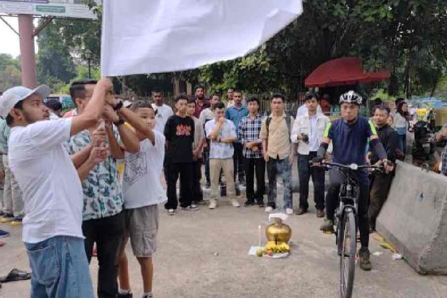 The Delhi-to-Imphal peace mission being flagged off from Qutub Minar in Delhi on October 2