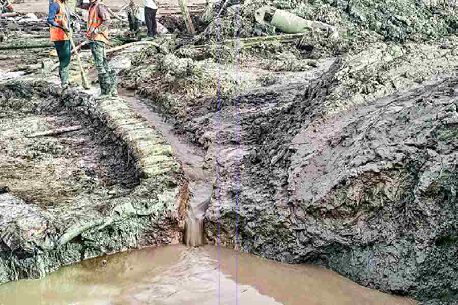 Piling in progress at the Salarpuria project site as a tanker loads bentonite clay slurry for disposal