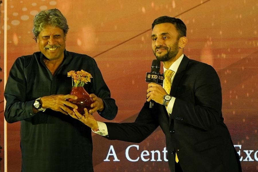Kapil Dev jokingly felicitates Jatin Sapru