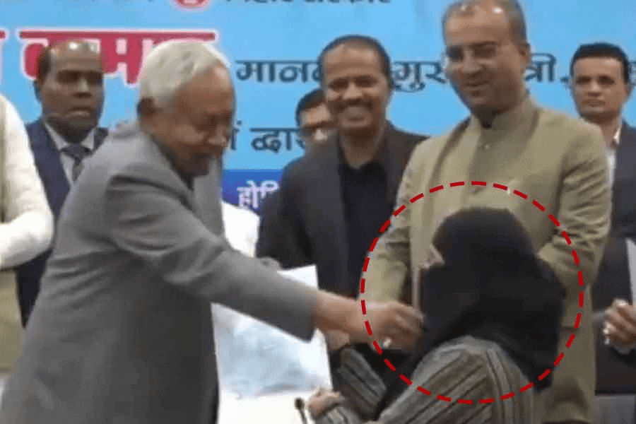Nitish Kumar and the doctor at the event in Patna.