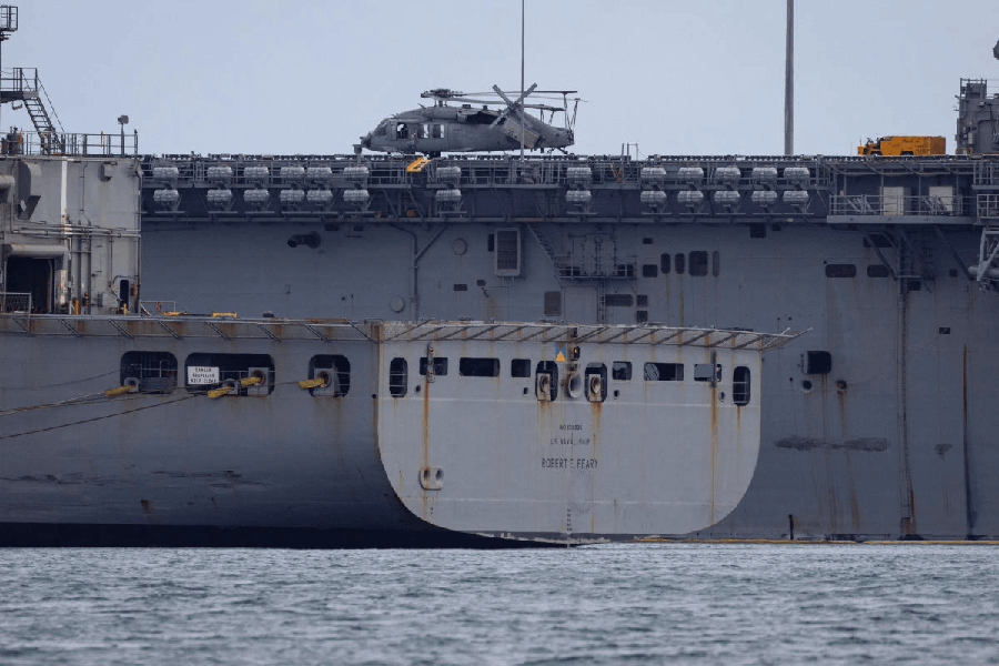 File photo: A U.S. Navy MH-60S Knighthawk helicopter sits with its rotors folded on the flight deck of the amphibious assault ship USS Iwo Jima (LHD-7) while the vessel is docked in Ponce, Puerto Rico, December 17, 2025.