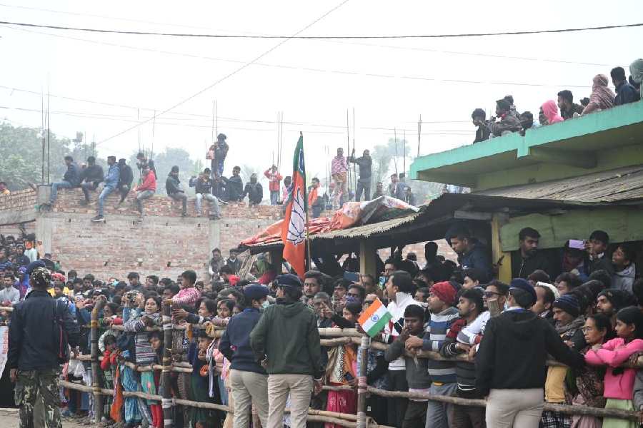 People wait at Taherpur on Saturday to have a glimpse of Narendra Modi whose helicopter couldn’t land there becasue of poor visibility.