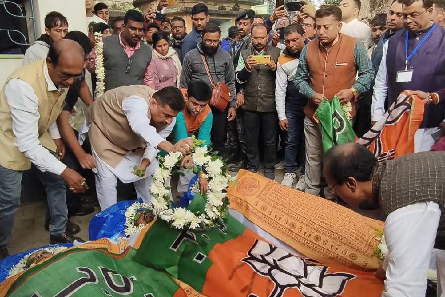 Suvendu Adhikari pays tributes to the deceased BJP supporters at the Nadia district hospital in Krishnanagar on Saturday.