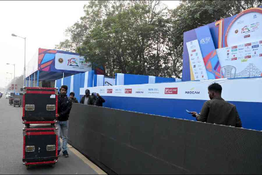 Final preparations underway on Red Road for the Tata Steel World 25K Kolkata on Saturday afternoon.            Picture by Sanat Kr Sinha