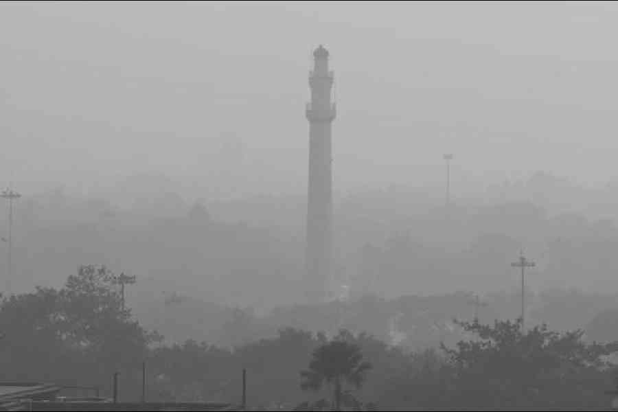 A shroud of fog covers the city on Saturday afternoon. Picture by Sanat Kr Sinha