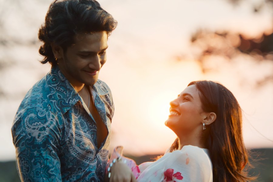 A still from ‘Sona Sona’ music video