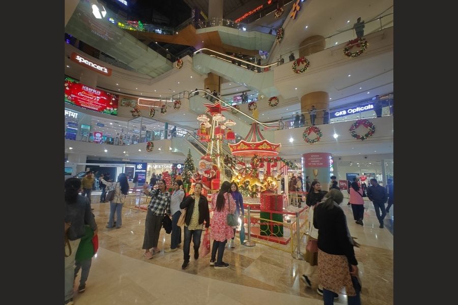 Christmas is in the air and Kolkata has geared up to celebrate the season of joy and gifting with pomp and show. If you’re visiting Kolkata’s malls for a spot of shopping, you’re in for a visual winter-wonderland treat 