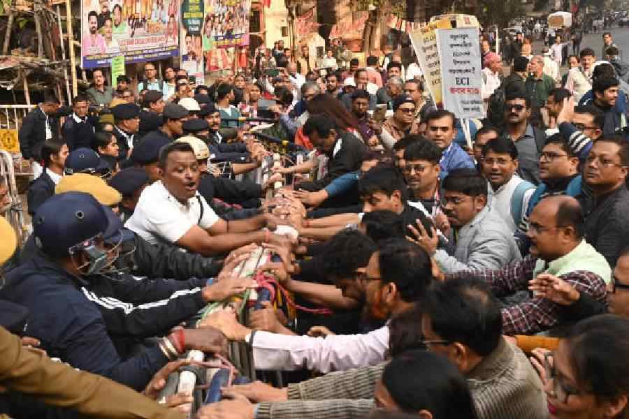 BLOs try to break through police barricades in front of the office of the chief electoral officer in BBD Bag            on Monday afternoon. Picture by Bishwarup Dutta