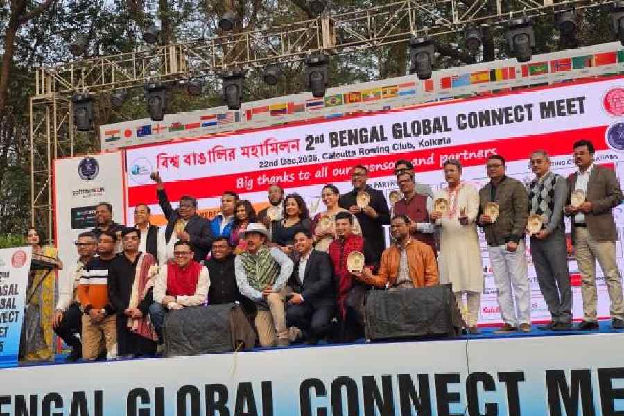 Durga Puja organisers from around the world and the city, with the event committee members,            at the Bengal Global Connect meet at Calcutta Rowing Club on Monday. Picture by Sudeshna Banerjee