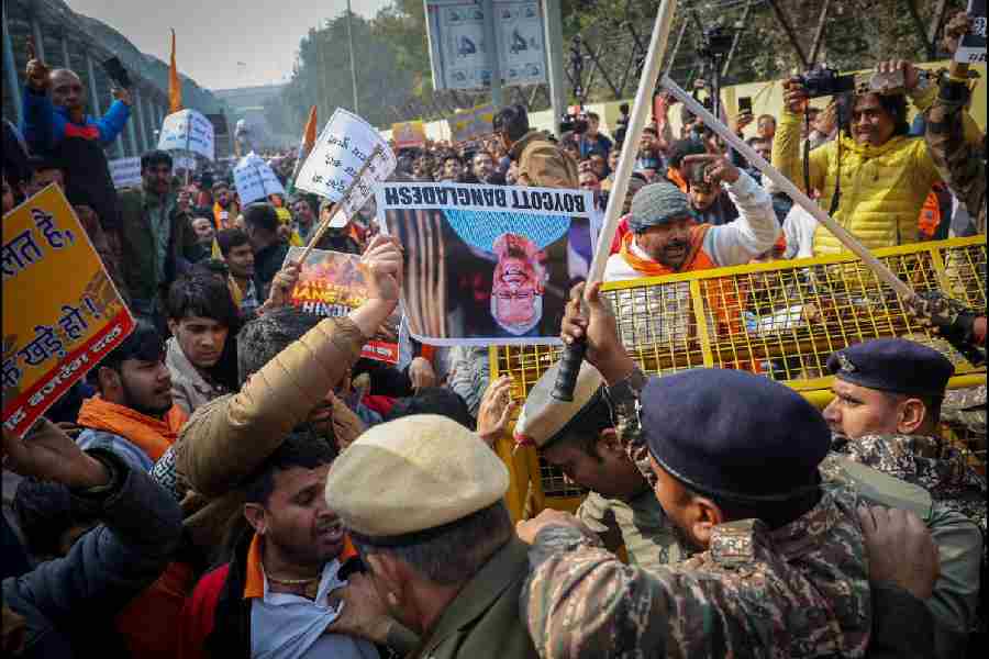 Activists from various Hindu groups scuffle with police during a protest against the lynching of a Hindu man in Bangladesh over allegations of blasphemy last week, near Bangladesh High Commission in New Delhi, India, December 23, 2025.