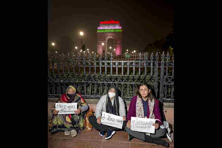 The survivor and her mother (faces blurred) during the protest near India Gate on Tuesday night.            (@yogitabhayana/X)