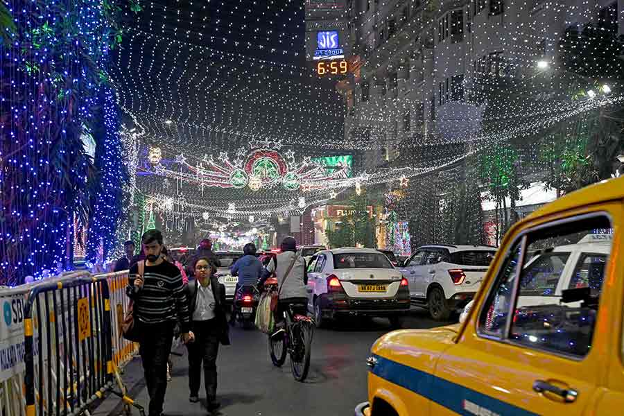Park Street is lit up, packed and awaiting your arrival on Christmas Day 2025. It has been packed every day in the build-up to 25 December, but still, who can resist celebrating the big day without a visit to Park Street? Here’s all you need to know about the Kolkata Christmas Festival