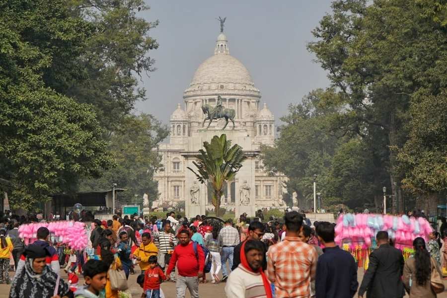 What is a holiday without witnessing massive crowds outside Victoria Memorial?