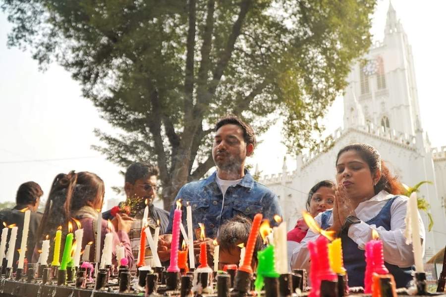 Christmas Day 2025 was cool and crisp — perfect for festivities. People began their day by offering up candles and prayers outside St Paul’s Cathedral