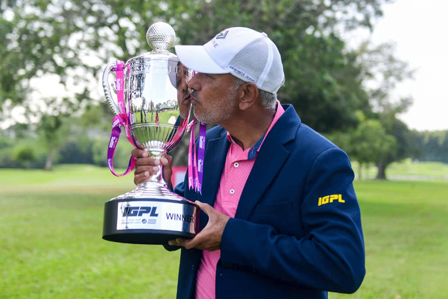 Jeev Milkha Singh with the IGPL Invitational Sri Lanka trophy.