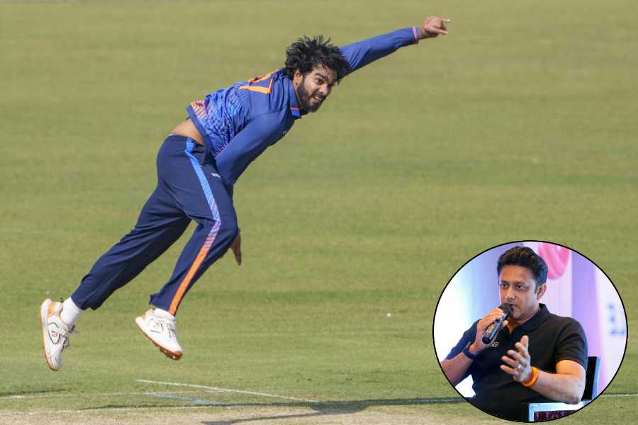 Venkatesh Iyer (L) and Anil Kumble (in set)