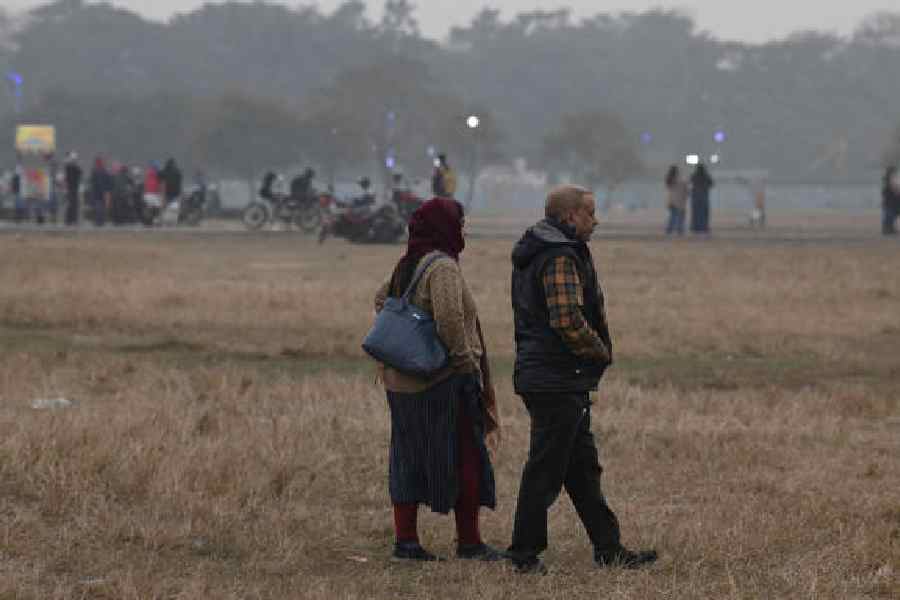 Visitors to a fog-covered Maidan on Friday evening. Flight operations in the city and other airports were affected because of the shallow fog. Picture by Bishwarup Dutta