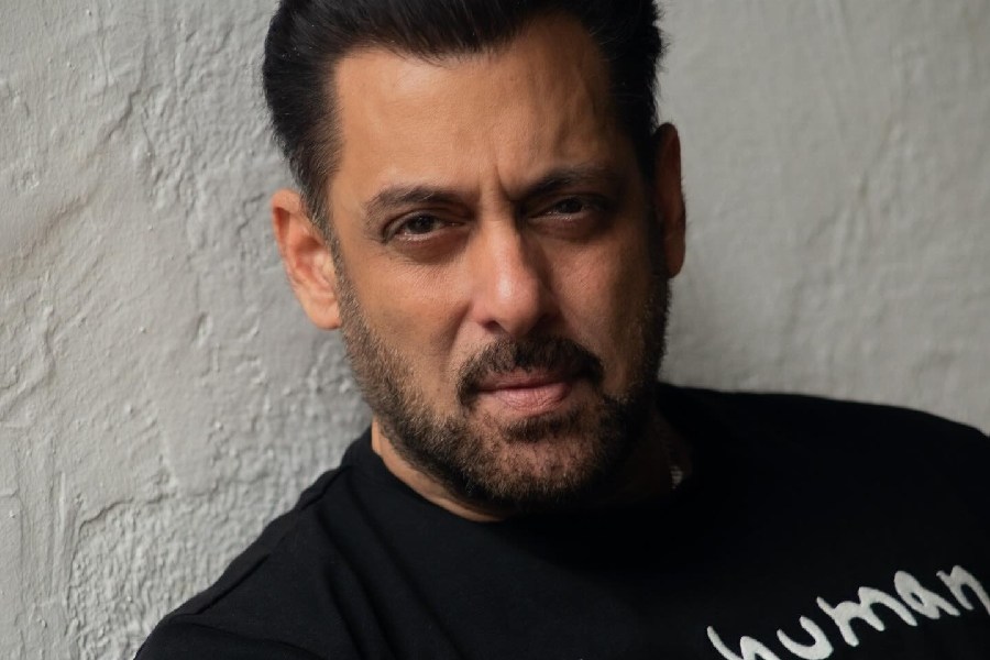 Salman Khan Security Salman Khan Gets Mobbed At Mumbai Event Fans 