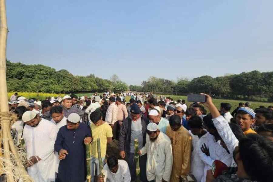 Villagers at the funeral of Juyel Sheikh at Chak Bahadurpur village near Suti in Murshidabad district on Friday. Picture by Samim Aktar