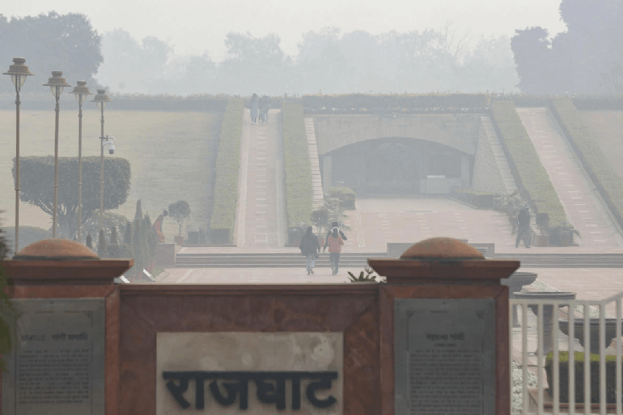 People visit the Rajghat as a layer of smog engulfs the city amid deteriorated air quality, in New Delhi, Saturday, Dec. 27, 2025.