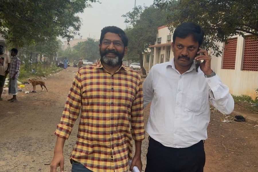 Savukku Shankar (left)