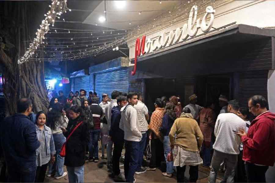 A crowd of diners outside Mocambo and (right) inside Flurys around 7.30pm on Saturday. Pictures by Sanat Kr Sinha