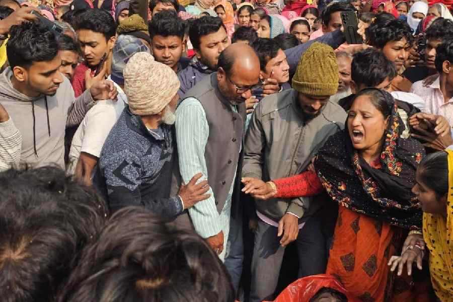 Villagers at the funeral of Juyel Sheikh at Chak Bahadurpur village in Murshidabad's Suti on Friday. 