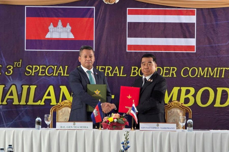 Cambodia's Defence Minister Tea Seiha and Thailand's Defence Minister Natthaphon Narkphanit pose with documents during a special General Border Committee (GBC) meeting at a border checkpoint, in Chanthaburi province, Thailand, December 27, 2025.