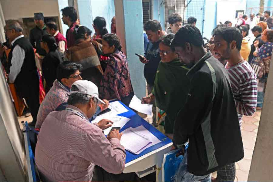 Voters gather at a Chetla school for SIR hearings on Saturday. (Sanat Kr Sinha)
